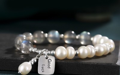 The Elegance and Benefits of Wearing Natural Freshwater Pearl Bracelets
